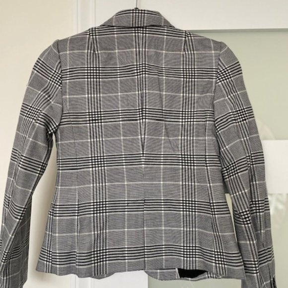 Beautiful suit from BR - Picture 5 of 7